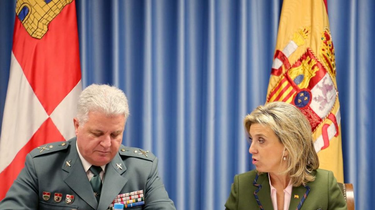 María José Salgueiro preside la Comisión de Asistencia a la Delegada del Gobierno.-ICAL
