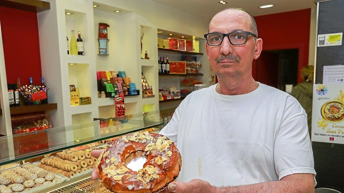 La ‘Corona de San Pedro Regalado’ es un postre con forma de roscón, coronado con almendras y relleno con cabello de ángel .-J.M. LOSTAU