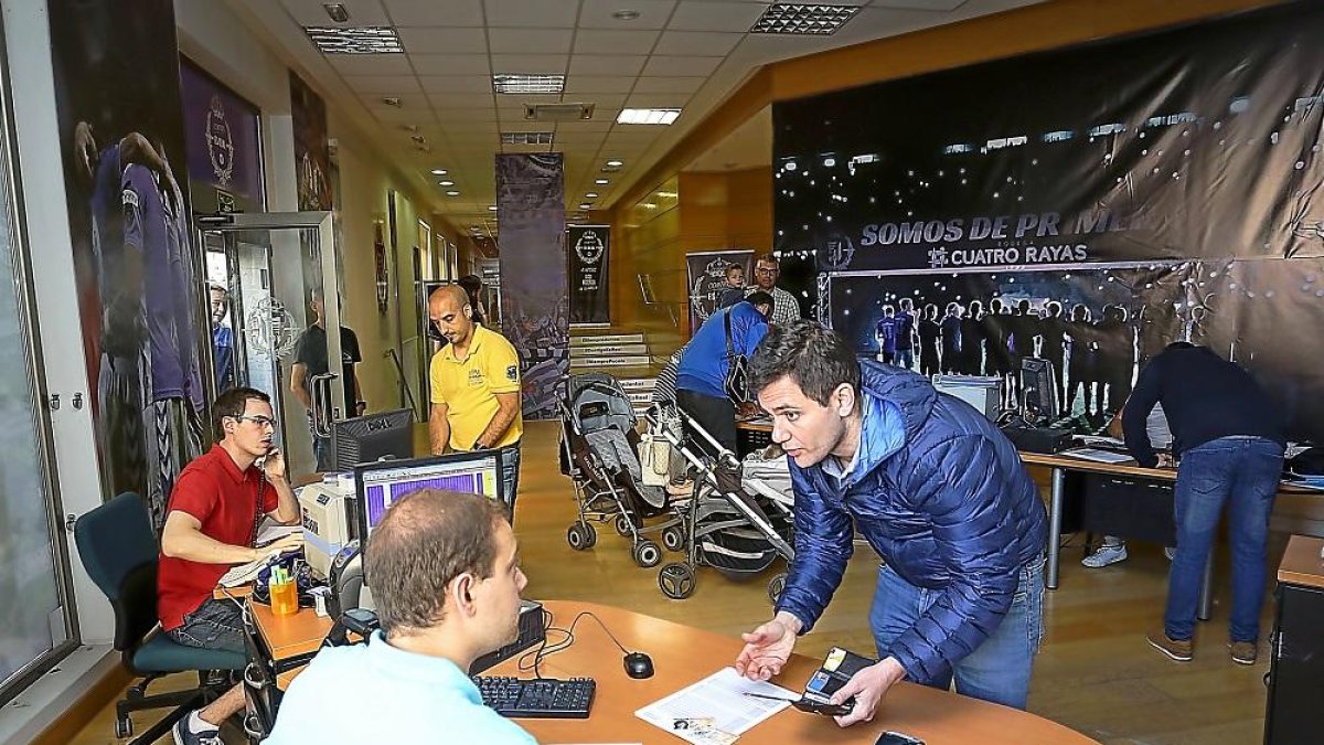 Los aficionados del Real Valladolid tramitan su carné en la Oficina de Atención al Abonado.-MIGUEL ÁNGEL SANTOS
