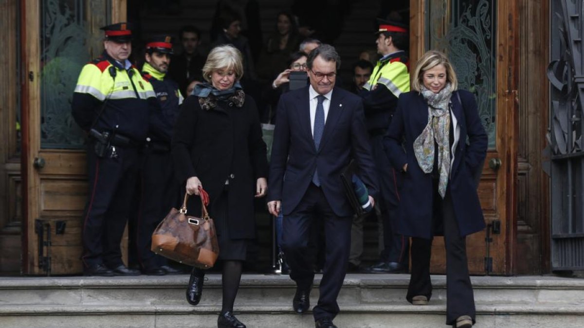 rene Rigau, Artur Mas y Joana Ortega salen del TSJC el pasado 10 de febrero.-JULIO CARBÓ