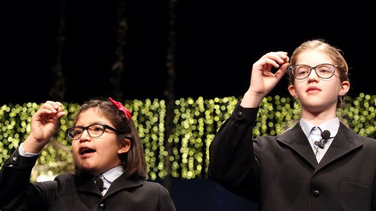 Niñas del colegio de San Ildefonso, que cantaron el numero 79140 agraciado con 4 millones de euros del Sorteo Extaordinario de Navidad, celebrado en el Teatro Real de Madrid-Ical