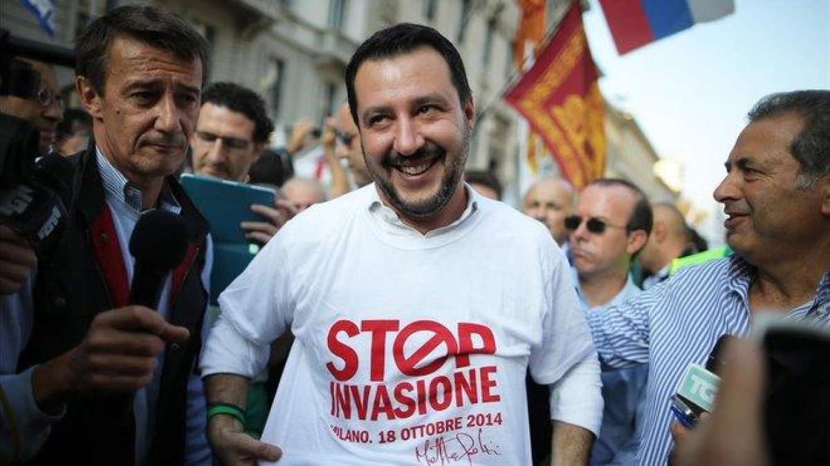 Matteo Salvini con una camisera en contra de la inmigración.-AFP / MARCO BERTORELLO