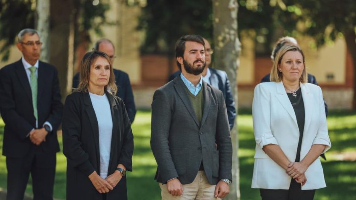 Miembros de la Junta guardan un minuto de silencio por el crimen machista de Palencia.- E. M.