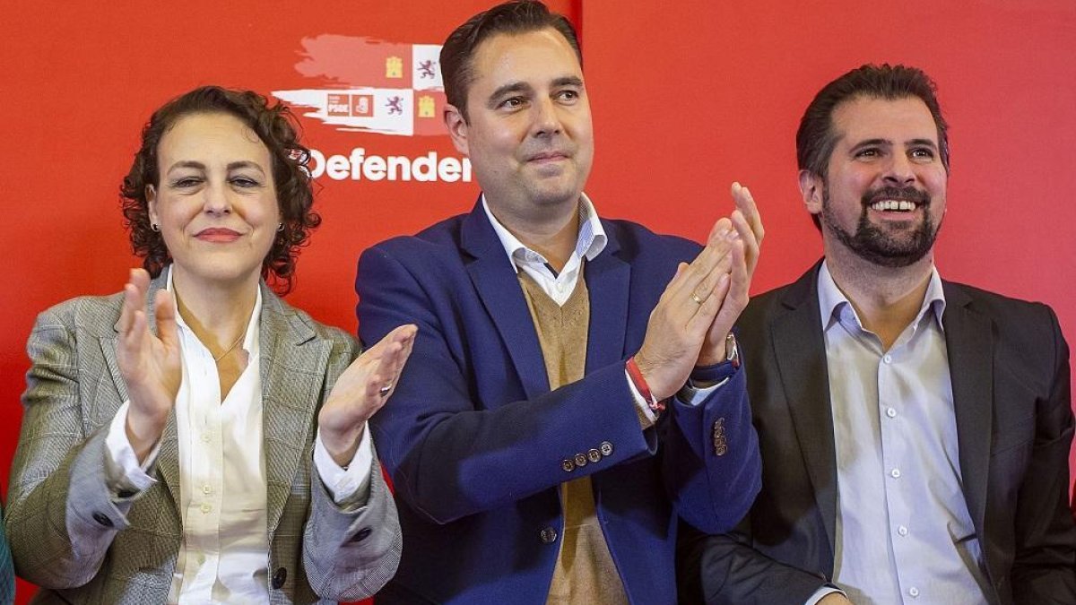 Magdalena Valerio, ayer en Burgos junto a Daniel de la Rosa y Luis Tudanca en el acto de campaña del PSOE.-SANTI OTERO