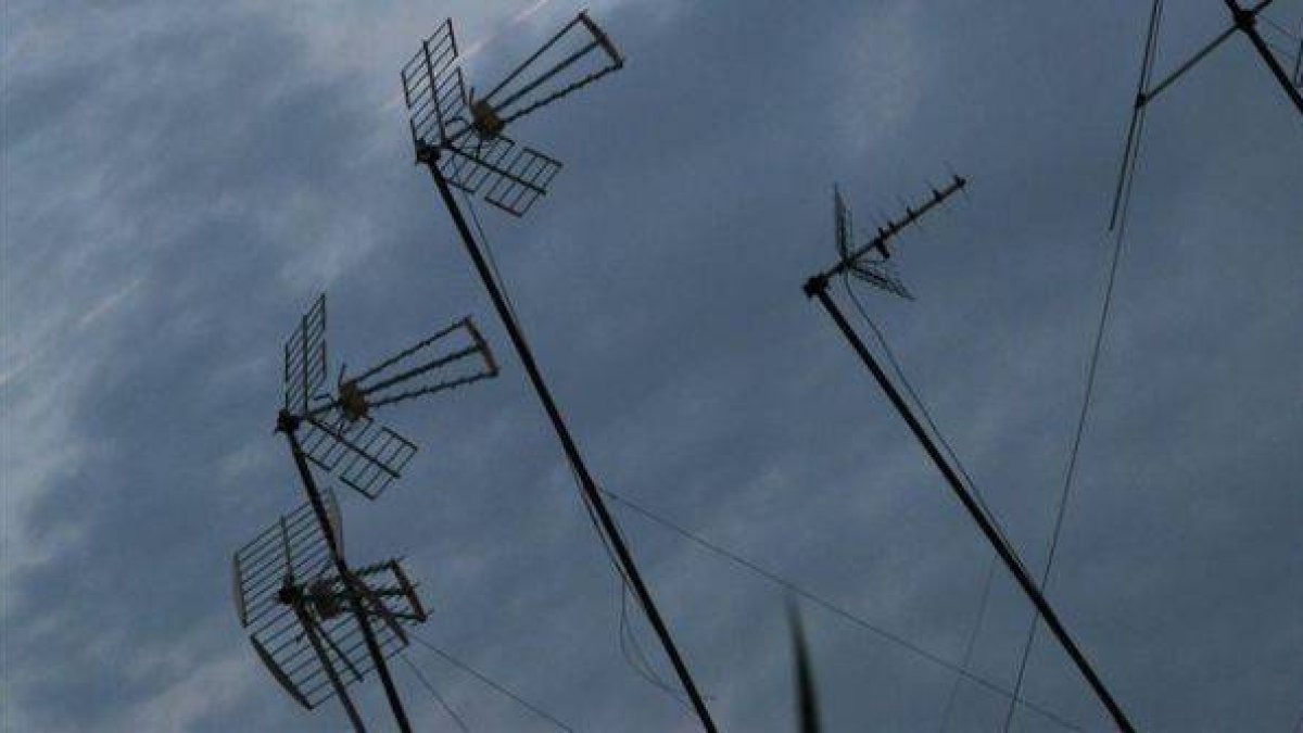 Un conjunto de antenas en el tejado de un edificio.-Foto: AGUSTÍ CARBONELL