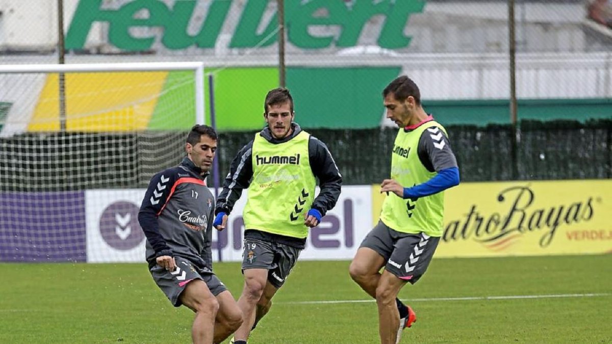Diego Rubio, ayer entre Moyano y Samuel.-M. Á. Santos