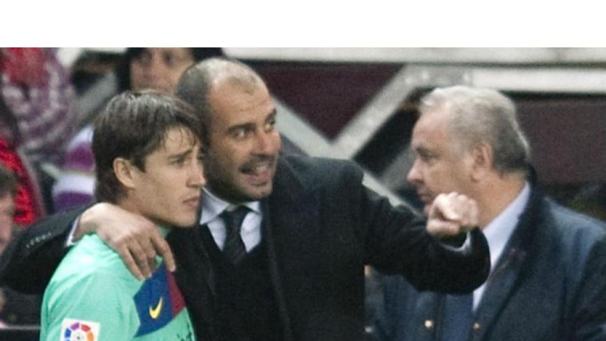 Bojan escucha las indicaciones de Pep Guardiola en un partido de Liga en Gijón, el 13 de febrero del 2011.-