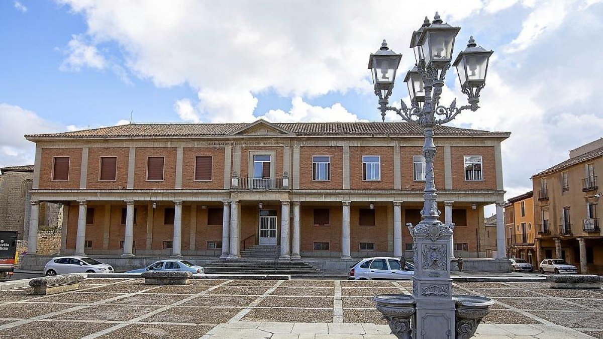 Fachada del centro de salud de Medina de Rioseco, que se va a someter a una reforma interior integral para mejorar su funcionalidad.-J.M. LOSTAU / C.S.