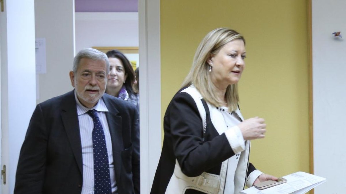 La consejera de Economía y Hacienda, Pilar del Olmo, y el secretario de Estado de Administraciones Públicas, Antonio Beteta, firman un convenio para la financiación de inversiones públicas.-ICAL