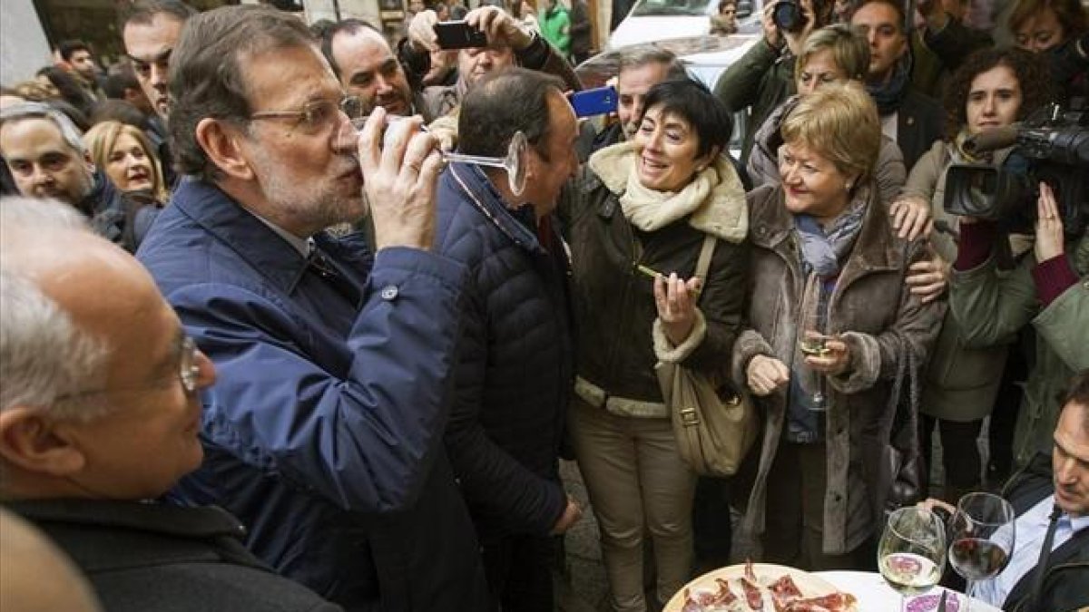 El presidente del Gobierno, Mariano Rajoy, durante su paseo por Logroño antes de ofrecer un mitin electoral.-EFE/Raquel Manzanares