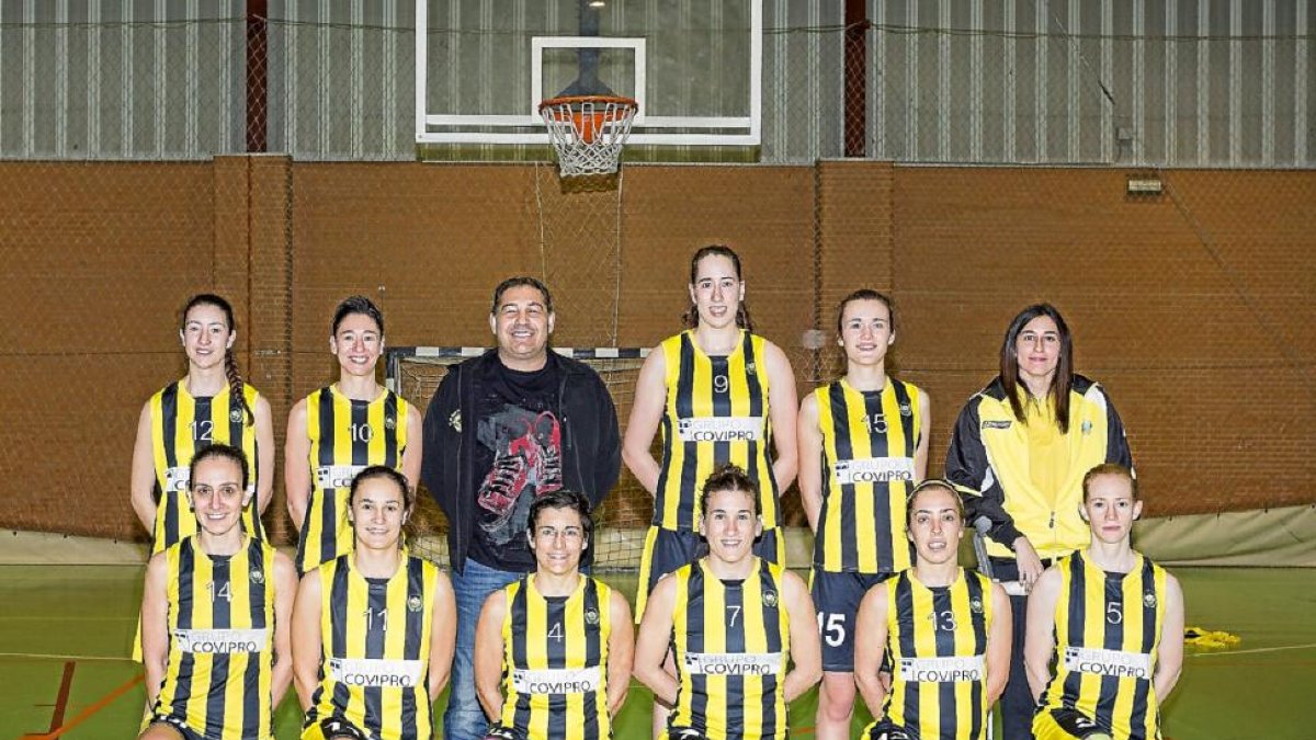 Plantilla de San Isidro con su entrenador José Miguel Malayo, campeón de Primera División Nacional Femenina.-M. Á. S.