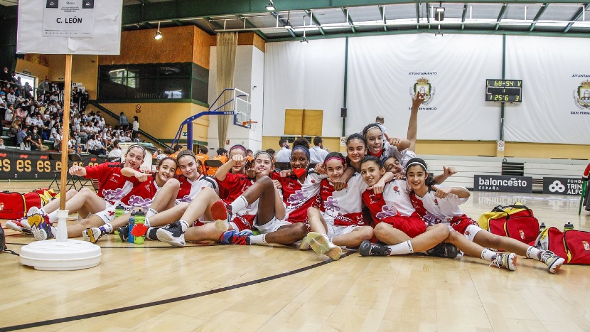 Selección mini femeninja de Castilla y león, cuarta clasificada en el campeonato de España de selecciones autonómicas. / FEB