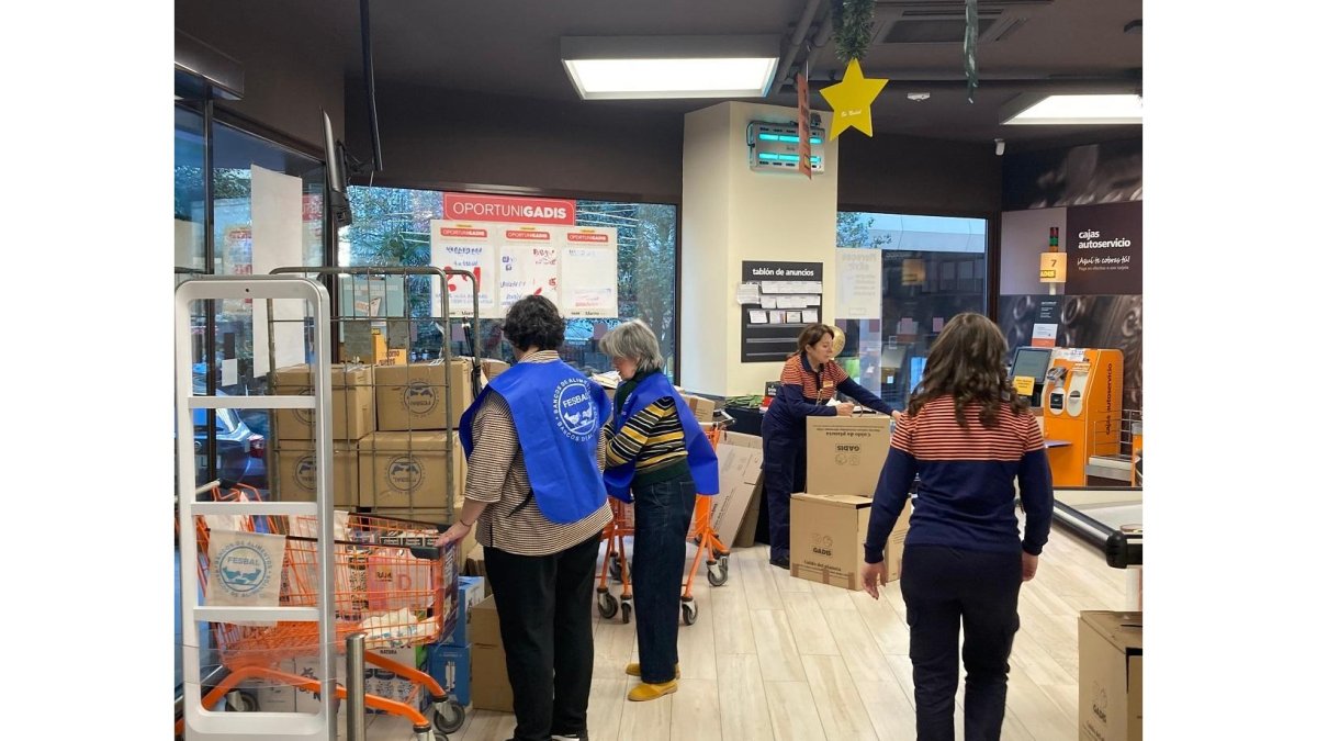 Supermercados Gadis durante la campaña “La Gran Recogida”. -GADIS