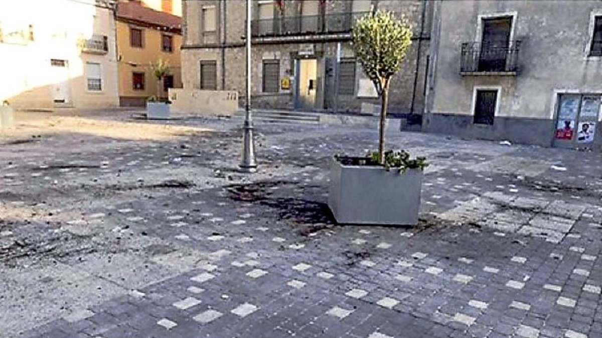 Plaza de la Constitución de Cogeces con signos de actos vandálicos.-R. G: EL MUNDO