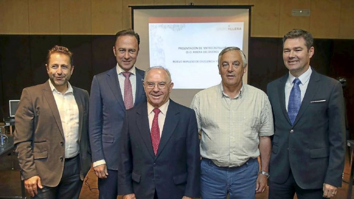 Roberto García Cabezas; Marcos y Jesús Yllera;Ramón Martínez Palacios; y Carlos Yllera, socios del Grupo Yllera, ayer, presentando la nueva bodega.-Ical