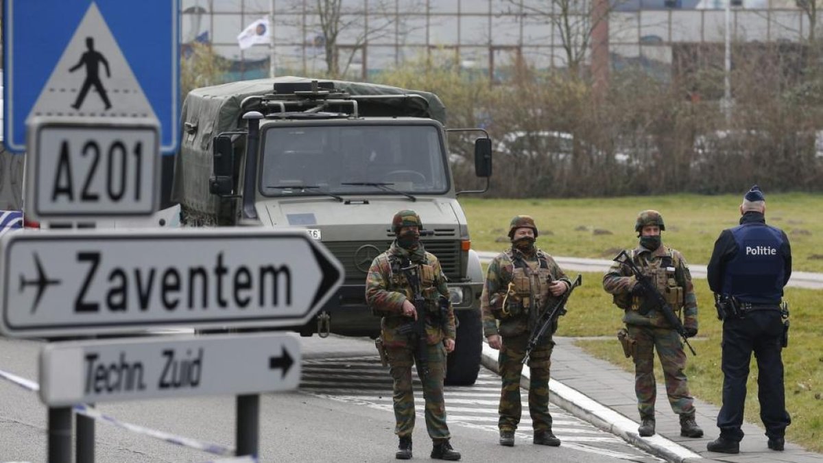 Soldados del ejército patrullan las inmediaciones del aeropuerto de Zaventem en Bruselas (Bélgica), el jueves.-EFE / LAURENT DUBRULE