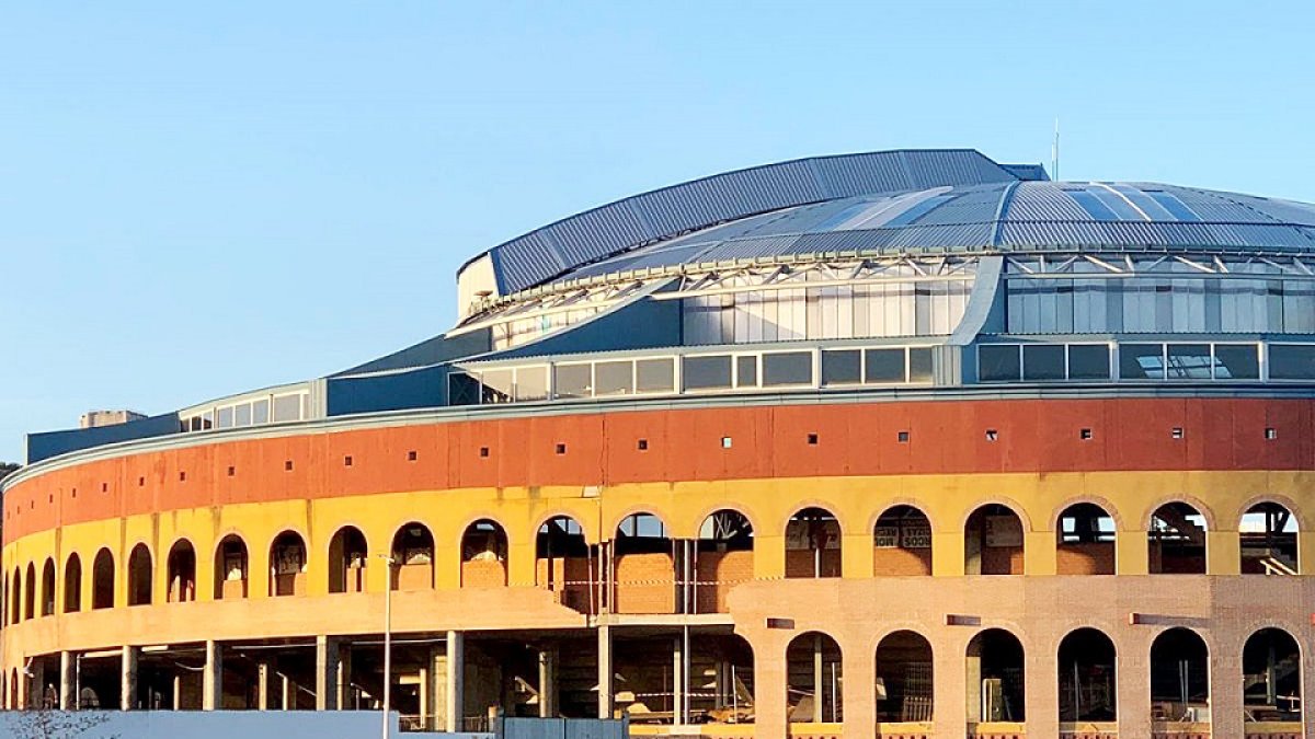La plaza de toros de Íscar, vallada por el posible desprendimiento de cascotes de la fachada. ICAL