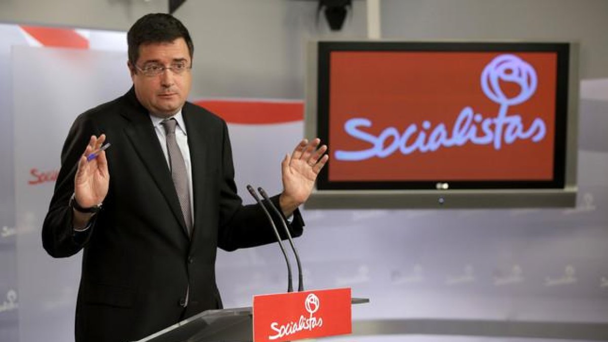 El portavoz del PSOE en el Senado, Óscar López, en una rueda de prensa-JOSÉ LUIS ROCA