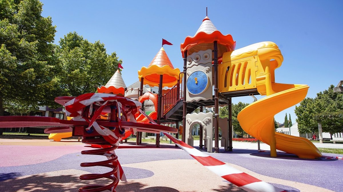 Parque infantil precintado en la plaza Camilo José Cela. J.M. LOSTAU