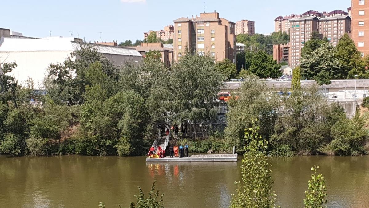 El cuerpo de Bomberos y la Policía durante el rescate del cuerpo.-E.M.