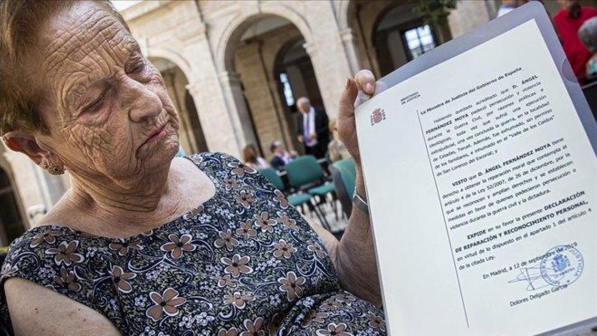 Antonia Fernández Moya con el certificado de reparación que recibió esta semana de mano de la Ministra de Justicia.-MIGUEL LORENZO