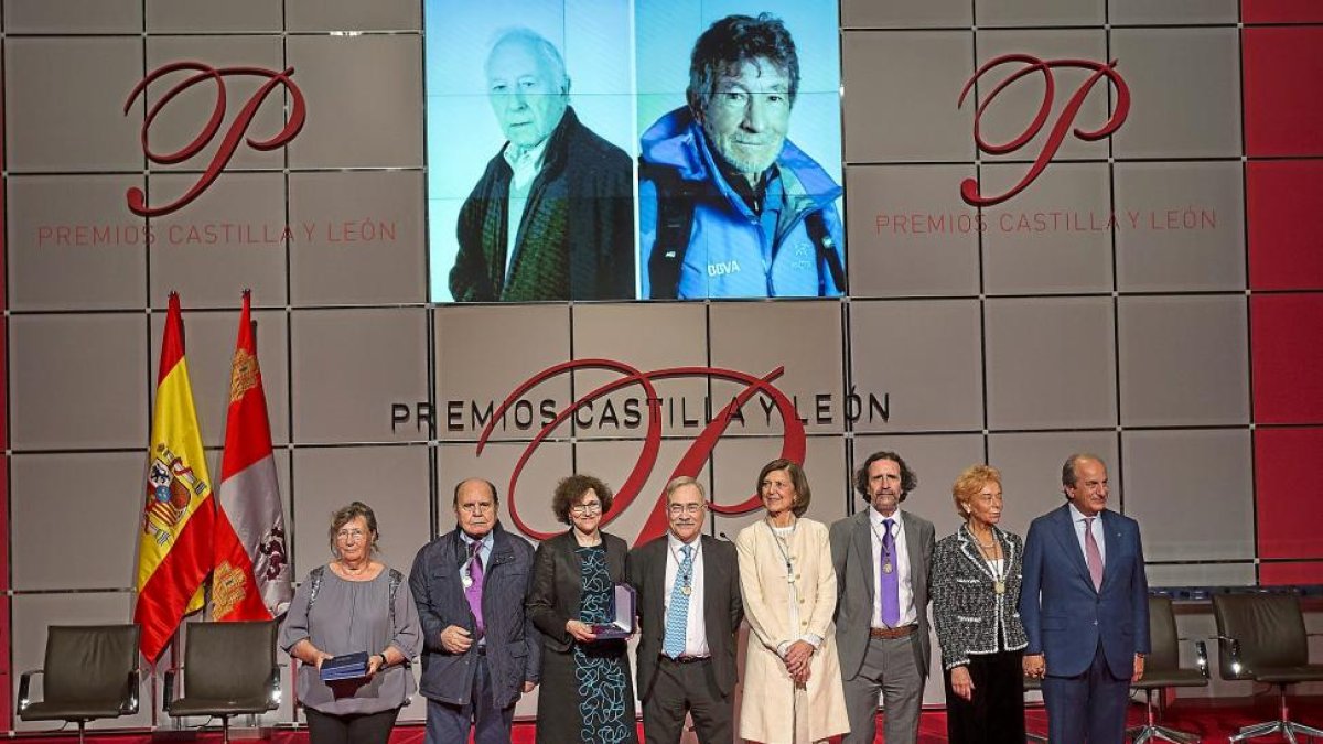 De izquierda a derecha: María Cristina Gómez de Miguel, Luis López Álvarez, Elena Thieulin Pardo, José Carlos PAstor Jimeno, Agueda de la Pisa Prieto de la Cal, Luis Díaz González de Viana, Lucia Urbán y Juan Manuel Gómez de la Serna.-MIGUEL ÁNGEL SANTOS
