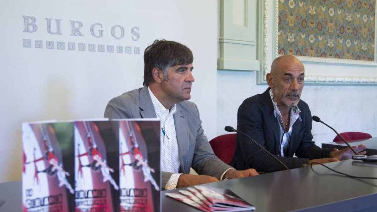 El concejal de Cultura, Fernando Gómez, y el director del certamen, Alberto Estébanez (D), presentan la decimocuarta edición del Certamen Internacional de Coreografía Burgos-Nueva York, que tendrá lugar entre los días 22 y 24 de julio de 2015-Ical