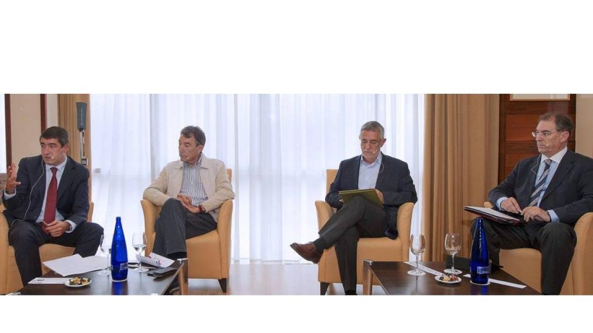 El director general editorial de EL MUNDO DE CASTILLA Y LEÓN, Pablo Lago, Ángel Hernández, de Comisiones Obreras, Agustín prieto, de UGT, y Miguel Ángel Benavente, de Cecale.-Israel L. Murillo