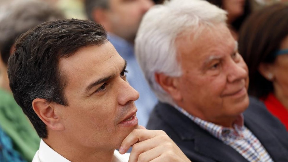 Felipe González junto a Pedro Sánchez.-E.M.