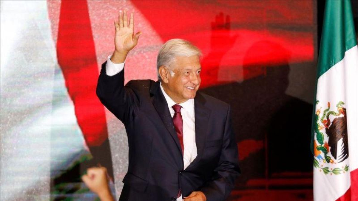 Andrés Manuel López Obrador saluda tras discurso.-REUTERS / CARLOS JASSO