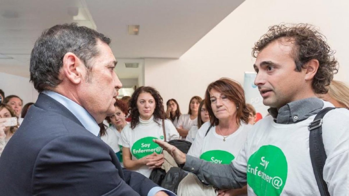 El consejero de Sanidad habla con un miembro del sindicato SATSE por la suspensión cautelar de las oposiciones de enfermería-Ical