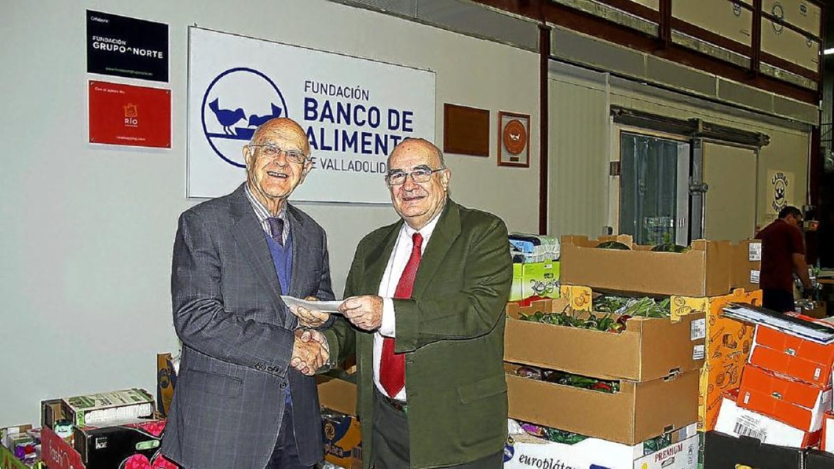 Jesús Mediavilla, presidente del Banco de Alimentos, y el presidente de Fundación Grupo Norte, Javier Ojeda.-ICAL