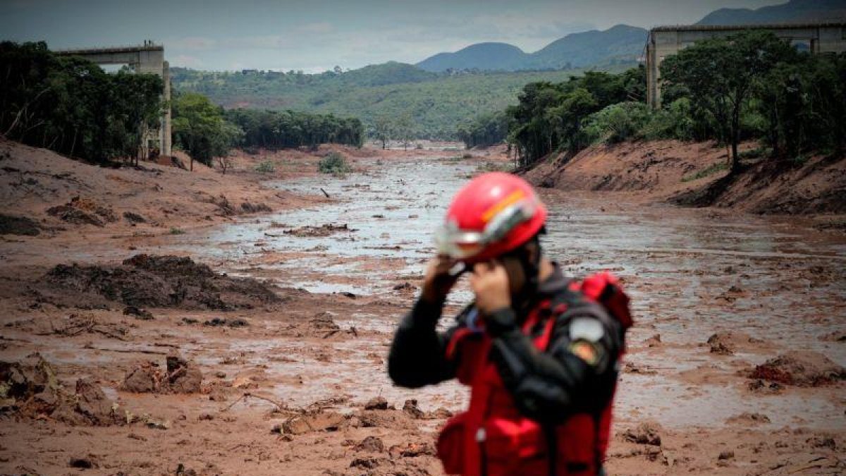 Bomberos en labores de busqueda y rescate por la rotura de represa en Brumadinho, Minas Gerais Brasil.-EFE