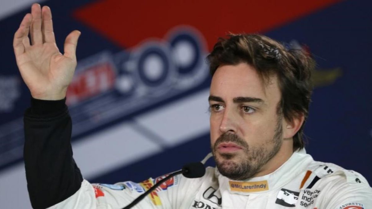 Fernando Alonso, en su conferencia de prensa de ayer en Indianápolis tras realizar el primer entrenamiento con su nuevo monoplaza.-AP / MICHAEL CONROY
