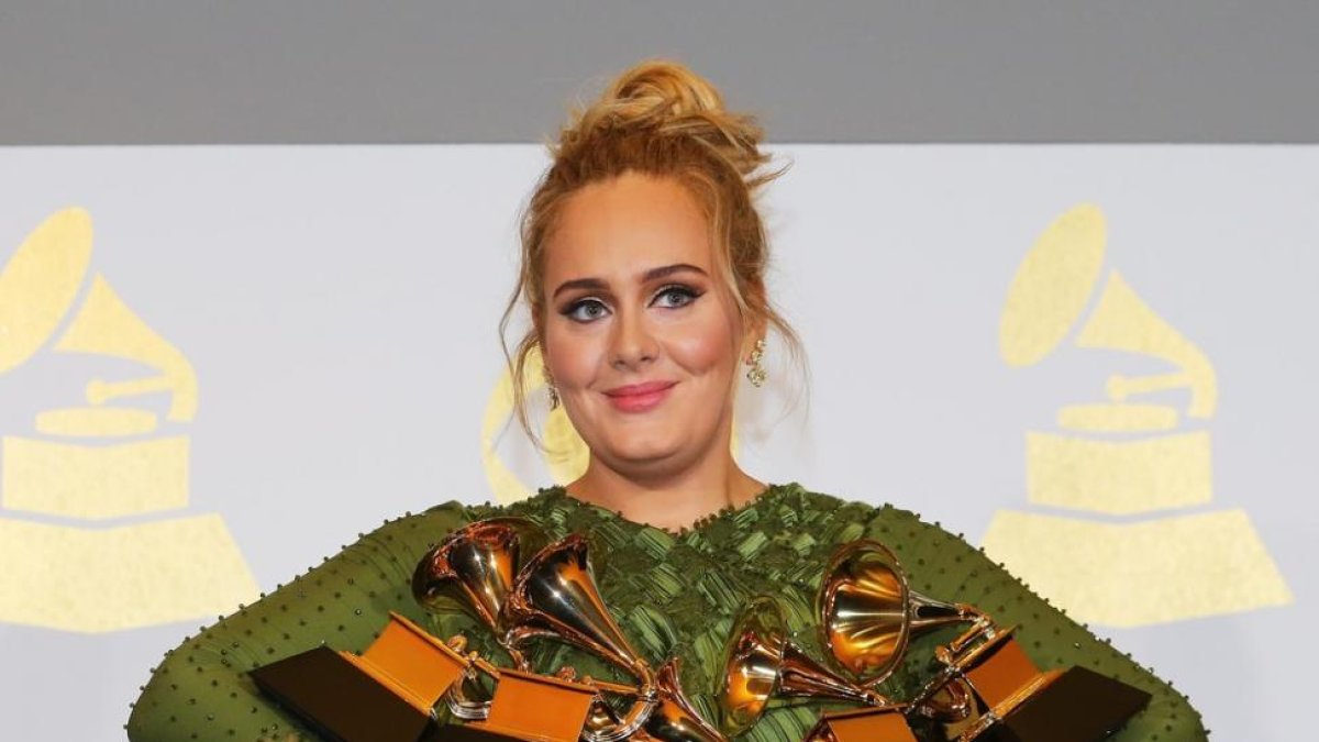 Adele posa con sus 5 Grammy, en febrero del 2017-REUTERS / MIKE BLAKE