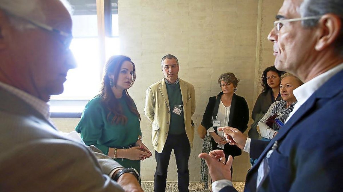 Silvia Clemente conversa en los pasillos de las Cortes con los familiares de las víctimas del accidente del Alvia.-ICAL