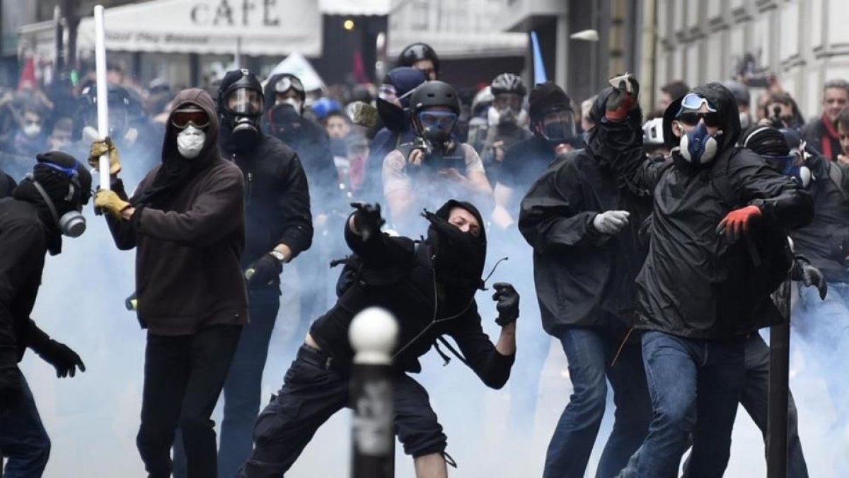 Un grupo de encapuchados lanza objetos contra la policía en París, el 14 de junio.-AFP / DOMINIQUE FAGET