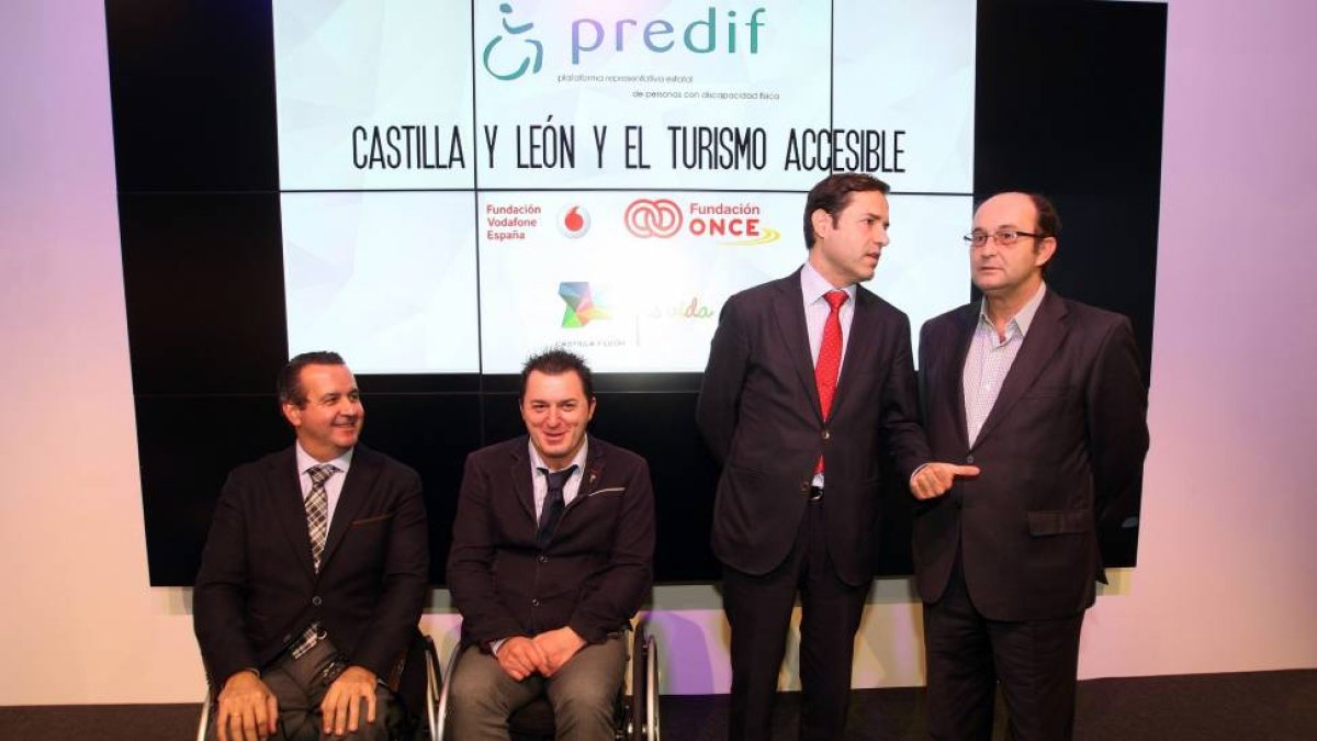 (I a D) El director general del Ministerio, Ignacio Tremiño; el presidente de Predif, Francisco Sardón; el director general de Turismo, Javier Ramírez y el director general de la Fundación Vodafone España, Santiago Moreno Fernández, en la presentación de -Ical