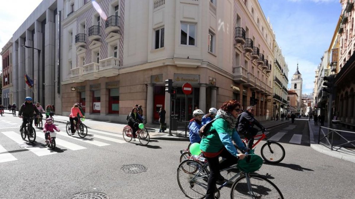 Participantes en la Bicicletada por la Escuela Pública.-ICAL