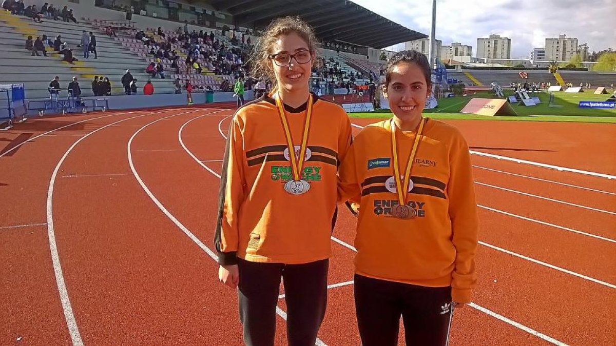 Carmen Viciosa y Cristina Calles (Atletaria), con sus medallas.-E. M.