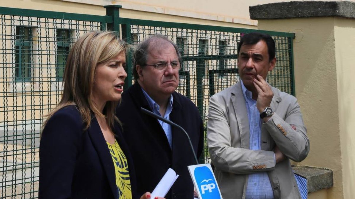 El candidato del PP a la Presidencia de la Junta de Castilla y León, Juan Vicente Herrera visita la capital zamorana, junto al Presidente provincial del PP, Fernando Martínez Maíllo, yla candidata a la Alcaldía, Clara San Damián. En la imagen ofrecen una -Ical