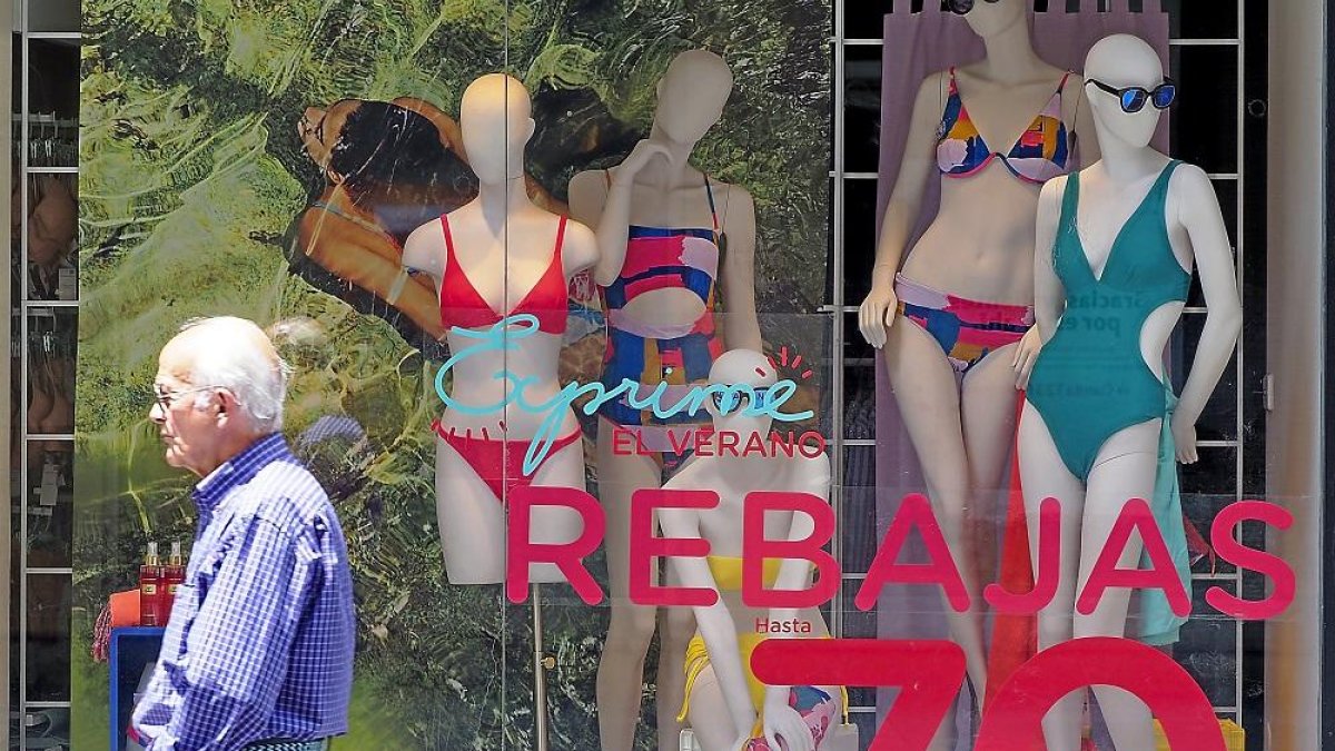 Un cartal anuncia descuentos de verano en una calle céntrica de Valladolid.-MIGUEL ÁNGEL SANTOS