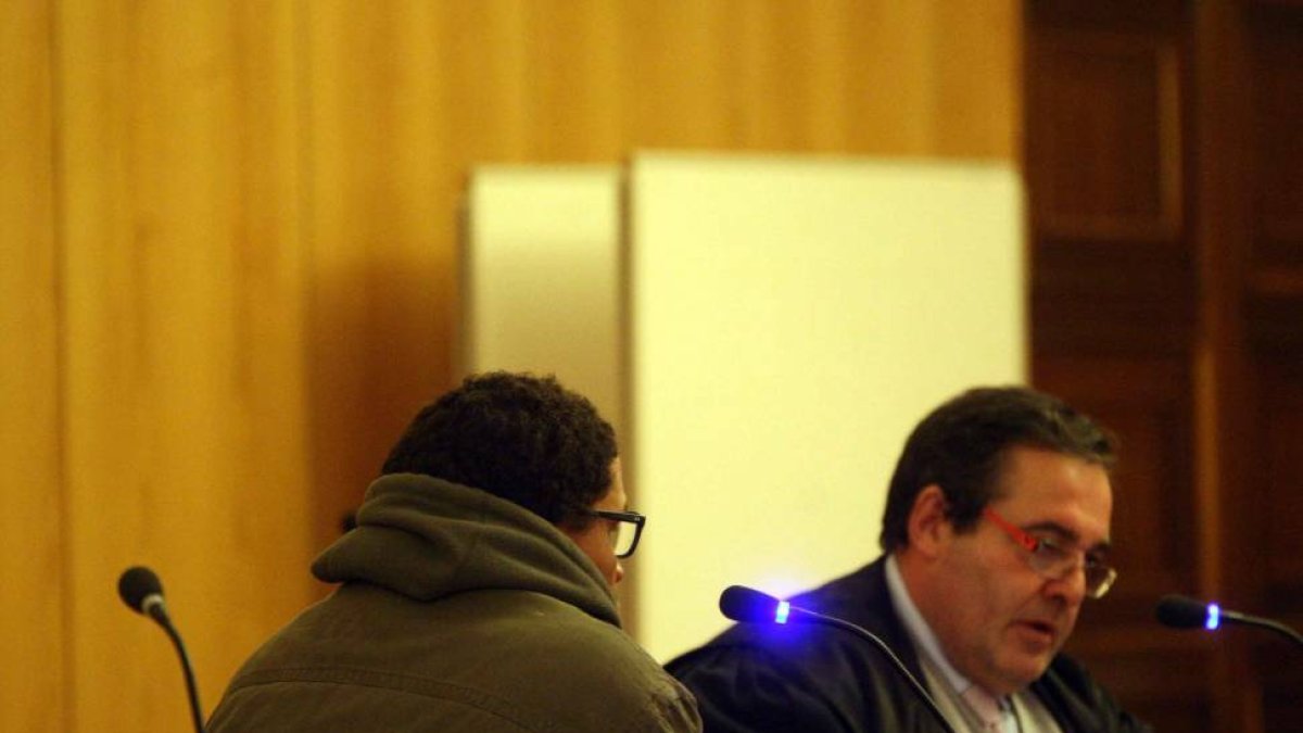 El acusado de copiar tarjetas de crédito en una gasolinera de Valladolid (I), junto a su abogado en el juicio celebrado en la Audiencia Provincial-Ical