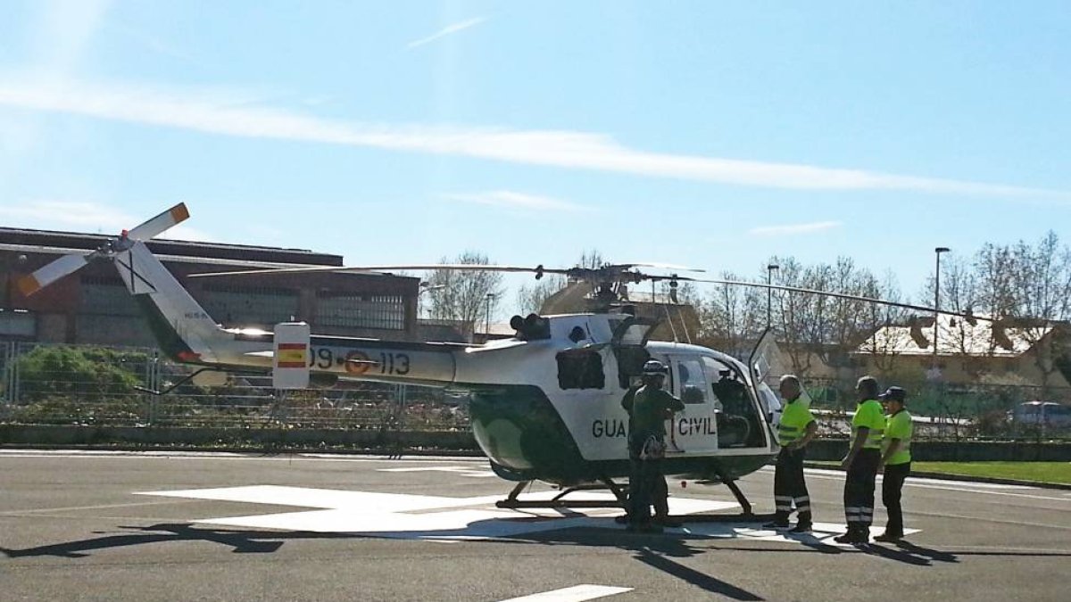 Efectivios del Greim de la Guardia Civil, trasladan en helicóptero el cuerpo del montañero fallecido en el Alto Sil al hospital El Bierzo de Ponferrada-Ical