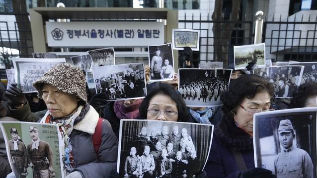 Familiares de víctimas de las tropas japonesas durante la Segunda Guerra Mundial en una protesta ante el ministerio de Exteriores surcoreano.-AP