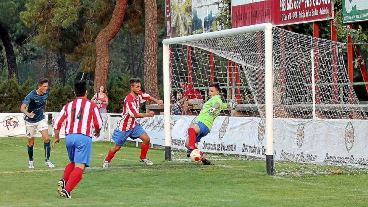 El portero de la Medinense trata de evitar un gol del Valladolid B.-EM
