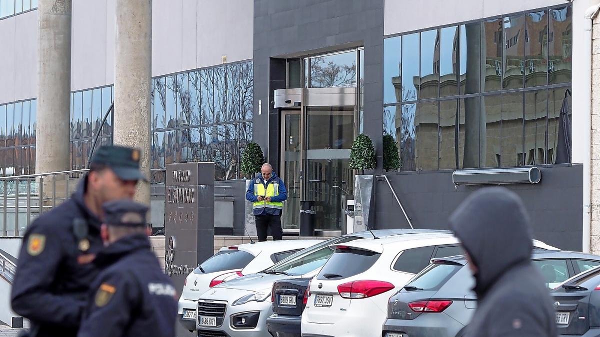 La policia durante los registros, en una imagen de archivo.-MIGUEL ÁNGEL SANTOS / PHOTOGENIC