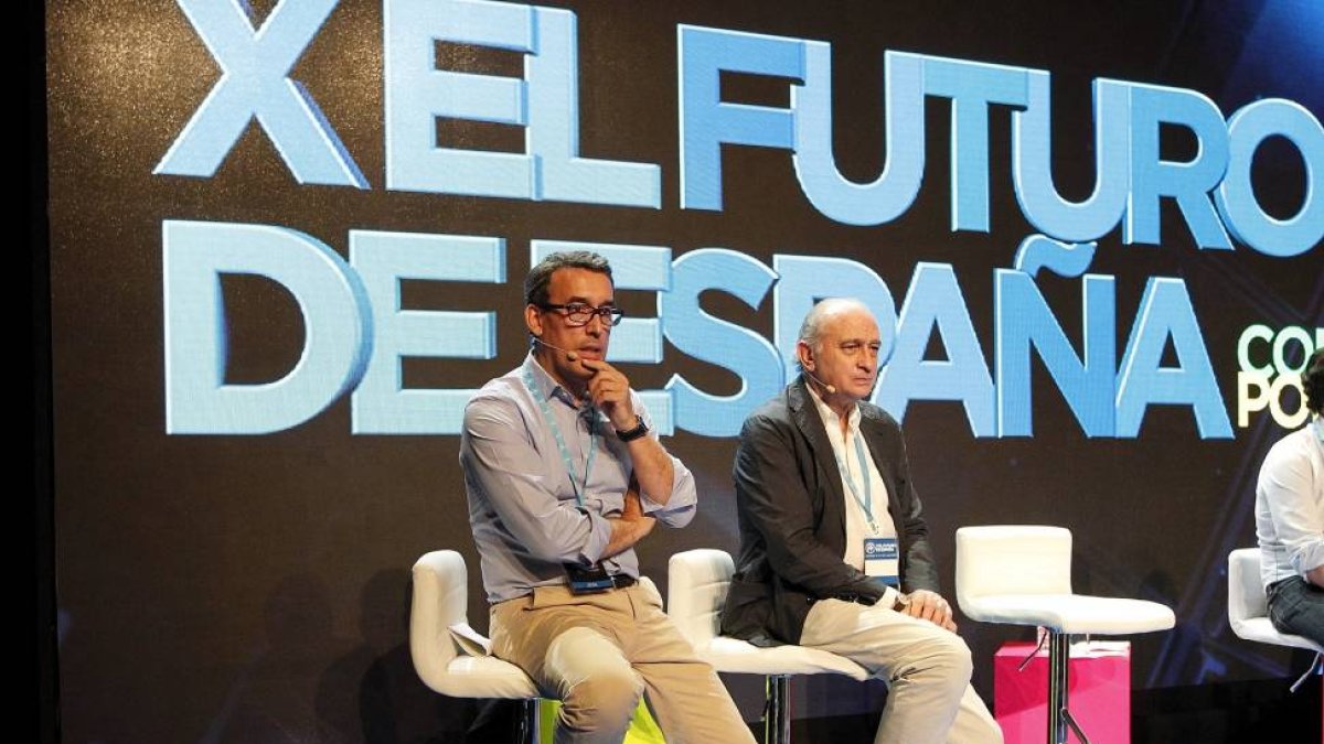 El presidente del PP de Ávila, Antolín Sanz, junto al ministro del Interior, Jorge Fernández, durante su participación en la Conferencia del Partido.-ICAL