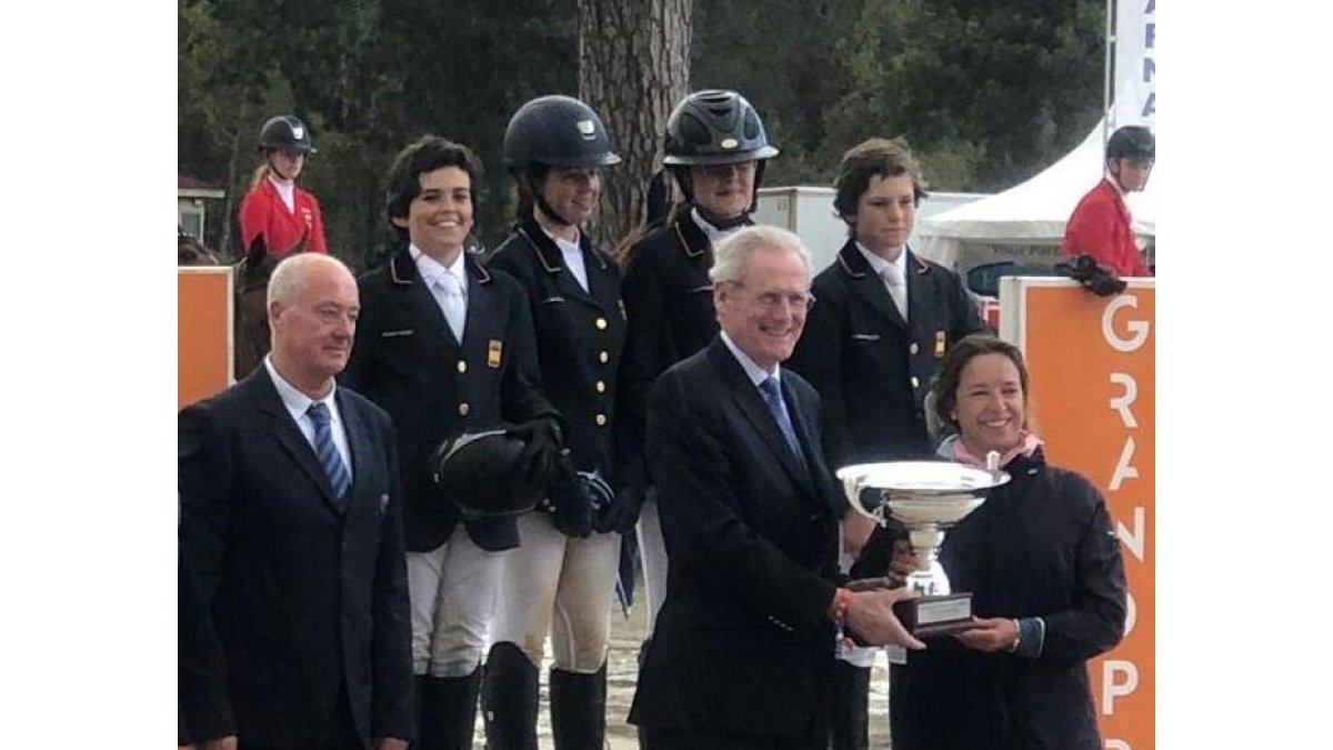 Reyes Martín recibiendo la Copa de las Naciones en Fontainebleau.-EL MUNDO
