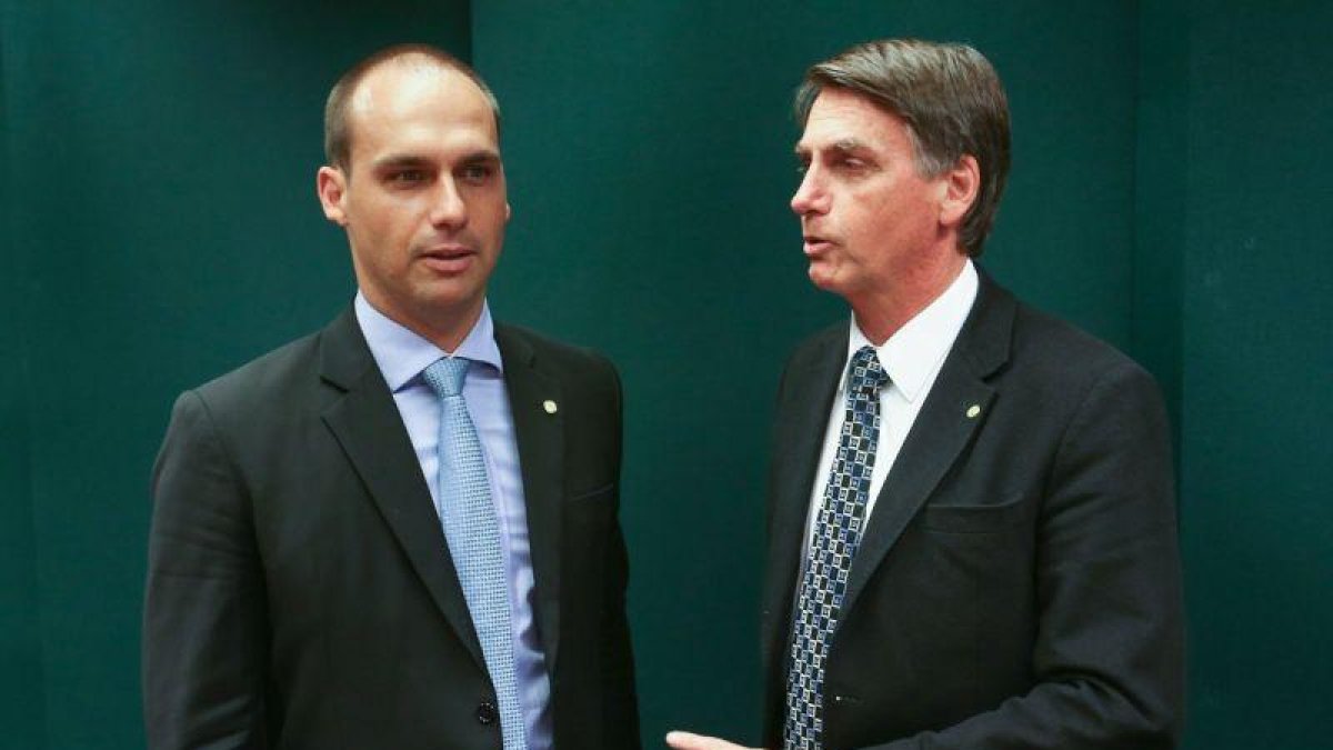 Eduardo y Jair Bolsonaro durante un evento político en Brasilia.-AGENCIA BRASIL